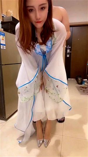 业余亚洲娇小女郎穿着不同服装享受私处愉悦 我在meetxx.com找到了她