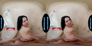 与可爱纹身女大学生 RAVEN LANE 进行火辣 VR 淋浴 - LethalHardcoreVR