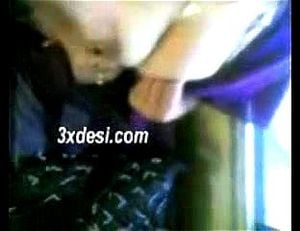 海得拉巴印度女性在公交车上展示丰满胸部（性感乳房）