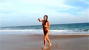 这个视频展示了一位充满魅力的南亚女性，她展现了成熟的风采和自信的姿态。她以迷人的方式探索自己的欲望，呈现出一种既优雅又诱人的氛围。视频中，她专注于享受成人的愉悦时刻，每一个动作都充满了热情与渴望。场景设计精致，光线柔和，突出了她的美丽曲线和性感魅力。观众将被带入一个充满激情与感官享受的世界，体验一场视觉与情感的盛宴。这位女性的表现力十足，她的眼神和肢体语言都传达出强烈的吸引力，让人难以抗拒。整个视频充满了成人的浪漫与激情，适合那些寻求高质量、成熟内容的人观看。