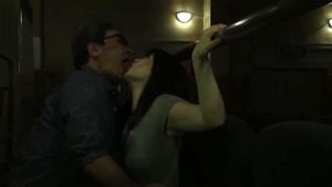 我的日本熟女因观看成人影片（AV）而兴奋，并被一群饥渴的中年男子包围。