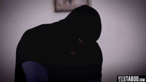 她与一位蒙面猛男激烈交欢，并沉醉其中。