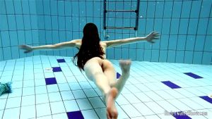 安德里亚和莫妮卡，还有詹卡在泳池里变得兴奋起来。