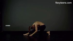 FlexyTeens - 齐娜展示灵活的裸体