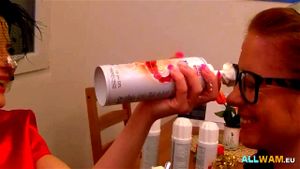 女同性恋者用奶油玩得开心