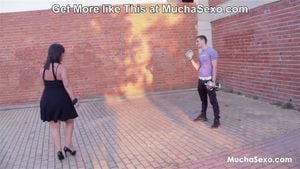 你认为你可以操我吗？多汁的西班牙熟女 Montse 在 Trio Caliente 为 MuchaSexo