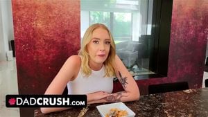 好奇的继女玛丽莲·约翰逊肛门中被塞入一个肛塞 - DadCrush