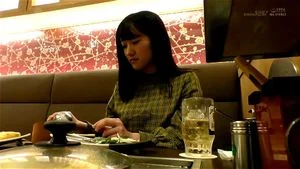 若宫穗乃，仅有一次性经验的清纯女孩，拥有G罩杯的隐藏巨乳，害羞笑容令人心动，充满羞涩魅力