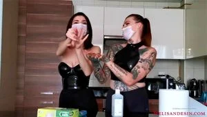 女神教你如何敷面膜主观视角视角。观看这位迷人女性展示她的护肤步骤，让你沉浸在亲密的第一人称体验中。学习如何正确使用面膜，享受放松和滋养的过程。感受她的引导，仿佛她就在你身边，分享美容秘诀。适合喜欢美容、放松和亲密互动的成人观众。