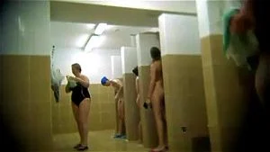 在公共淋浴间，两位俄罗斯成熟女性相遇，擦出意想不到的火花。场景设定于一个开放式的公共浴室，她们在雾气缭绕中，从最初的尴尬到逐渐放松，最终释放出内心的欲望。这段视频捕捉了成年人之间的自然互动，充满了激情与探索，适合喜欢真实、自发场景的观众。关键词：俄罗斯成熟女性，公共淋浴，自然互动，激情探索，成人场景。