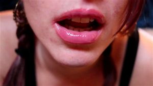 沉浸式ASMR唇彩体验，感受细腻的涂抹声与亲密的视觉享受。探索成人内容中的感官刺激，专注于唇部护理与诱惑的完美结合。
