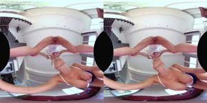 面部坐骑VR：沉浸式虚拟现实体验，探索亲密互动的极致乐趣。体验主导与服从的感官刺激，享受成人娱乐的前沿科技。