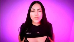 ASMR Annie Lumino 提供感官刺激和放松体验，适合寻求成人内容的观众。享受她迷人的声音和诱人的氛围，沉浸在愉悦的感官旅程中。