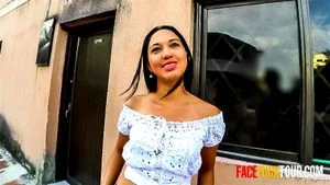 业余拉丁裔美女邂逅粗壮白人巨根，激情猛烈颜面冲击体验