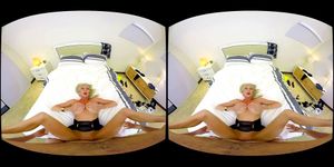 Naughty America Emma Starr 在床上做爱，展示她的纹身 VR 色情