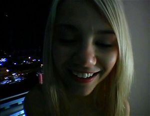 艾什琳·布鲁克出演的业余第一人称视角第二部，为您带来沉浸式的成人体验。这位迷人的女演员展现了她自然的魅力与热情，在私密场景中与伴侣互动。影片以真实感强的视角拍摄，让观众仿佛身临其境，享受一段充满激情与感官刺激的旅程。适合喜欢真实风格和亲密互动的成人观众欣赏。