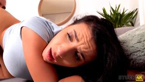 卡住了4K。性感的罗马尼亚黑发内莉·肯特被卡住并被插入