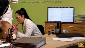 贷款4K。辣妹需要新乐器才能享受性感的课程