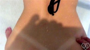 丹妮·丹尼尔斯在淋浴间