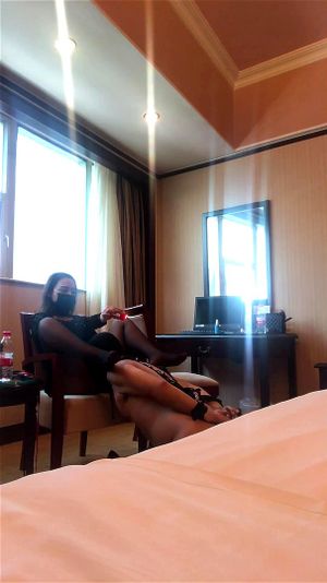 成人女性主导场景，展示权力交换与感官刺激的影片。探索BDSM元素，包括支配、臣服与角色扮演。适合寻求强烈感官体验与权力动态的观众。