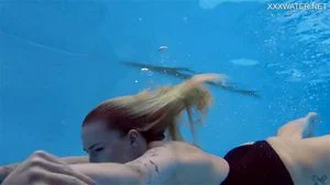 Mimi Cica 最热门的宝贝在水下展示裸体
