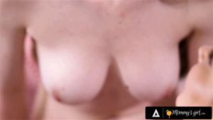 MOMMY'S GIRL - 华丽的治疗师刘海大奶熟女 Natasha Nice 和继女 Hazel Moore