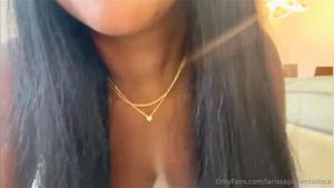 拉丽莎展示私处与双峰