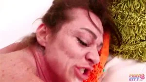 健美运动员深色头发熟女西蒙娜·斯蒂尔与一位黑人男性做爱