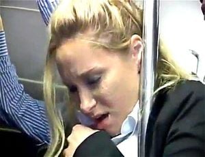 金发美女在公交车上被爱抚