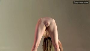 索菲娅·吉拉夫，俄罗斯棕发美女，展示她的魅力