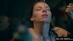 迷人的棕发女郎剃光阴毛准备油滑指交