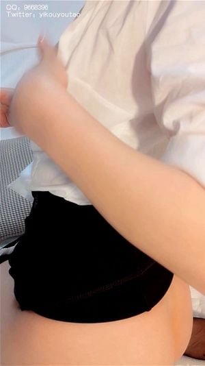 一口又淘气地展示粉嫩小穴，完整呈现3次。