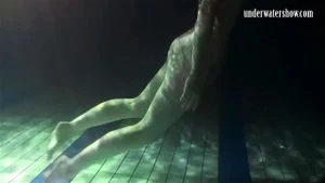 女同性恋者和独唱女孩在水下亲热