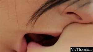 性感黑发女郎热情亲吻她的女同性恋人，随后带她达到高潮