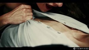 女同性恋吸血鬼坐脸 - 迷人的年轻女警官被催眠为奴隶顺从的女同支配
