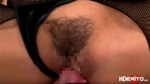 日本美女美热爱提供手交服务，享受一场火热的性爱体验。