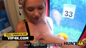 Hunt4K. 金发美女在火车站洗手间里口交！
