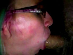 成熟女性在窥视孔处吞下四发精液