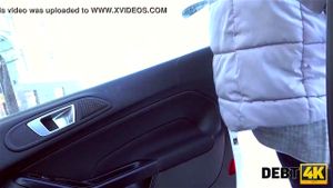 债务 4k。金发美女想买新靴子…那么为什么要卖猫