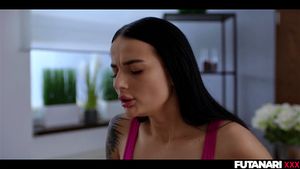 硬核性爱后，扶她女孩喷发出精液