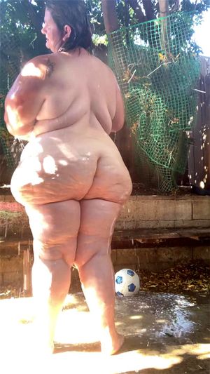 SSBBW 巨大的屁股在户外淋浴