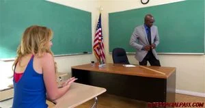 顽皮的女学生布兰妮·莱特 (Britney Light) 从她的老师那里抢走了 黑人巨根