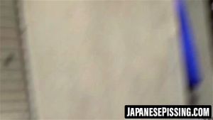 日本女士在户外私密场所释放自我，享受无人打扰的自然时刻。