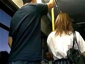 男人在公共场合脱下女人的裙子，然后在她裙下插入他的阴茎