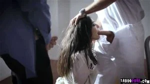Emily 同时容纳两根肉棒于口中