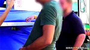 饥渴的男朋友迫不及待地想操他的女孩