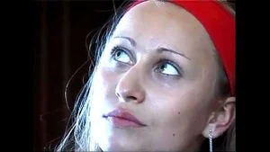 三人行 - 几个女同性恋女孩吮吸一个幸运男人的鸡巴
