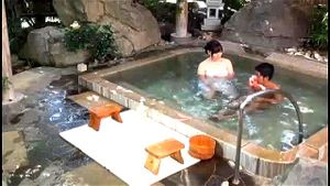 日本 Step Siblings 在SPA会所争夺奖品的情欲体验