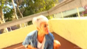 Ryan Keely是一位知名的成人电影演员，以其专业表演和迷人魅力而广受欢迎。她参与多部成人影片的演出，展现出成熟女性的自信与性感，满足观众对高质量成人娱乐的需求。
