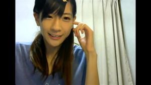 直播聊天 - 身材苗条、美丽动人的女孩，拥有明亮的眼睛